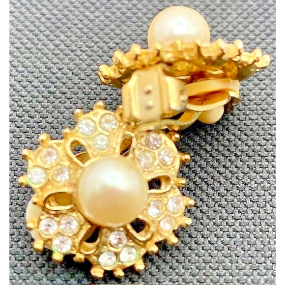Vintage Richelieu Crystal and Pearl Flower Clip earrings - Picture 3 of 7